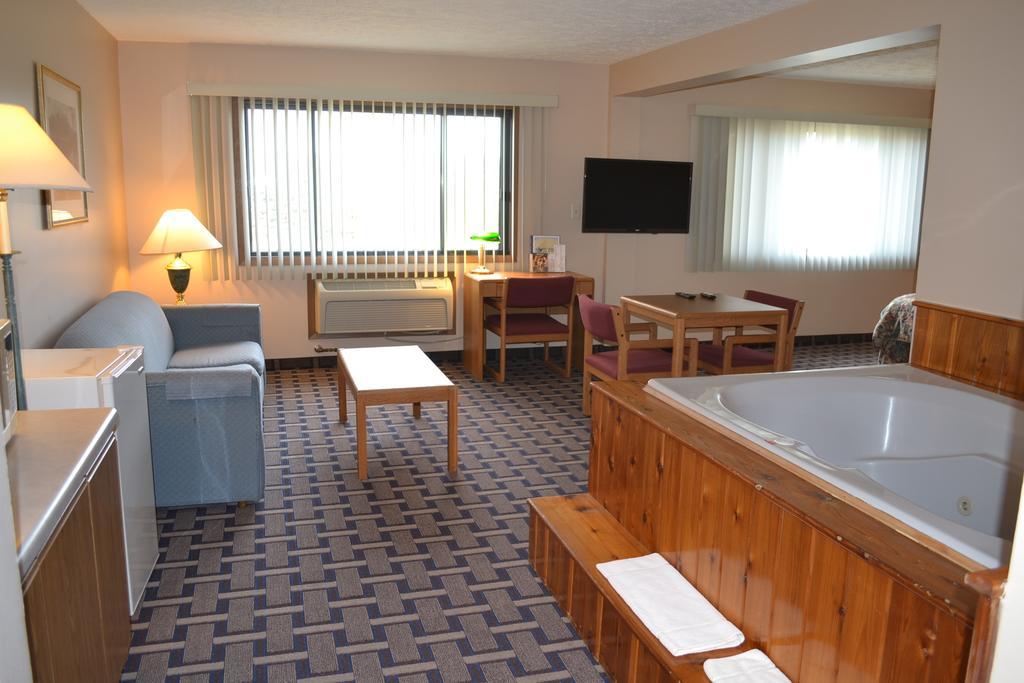 Sky Lodge Inn & Suites - Delavan Exterior photo