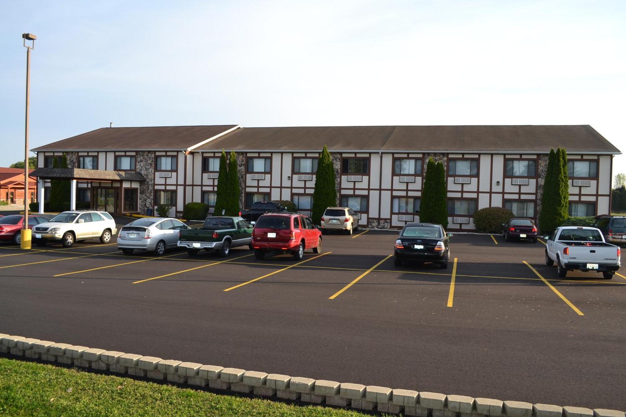 Sky Lodge Inn & Suites - Delavan Exterior photo