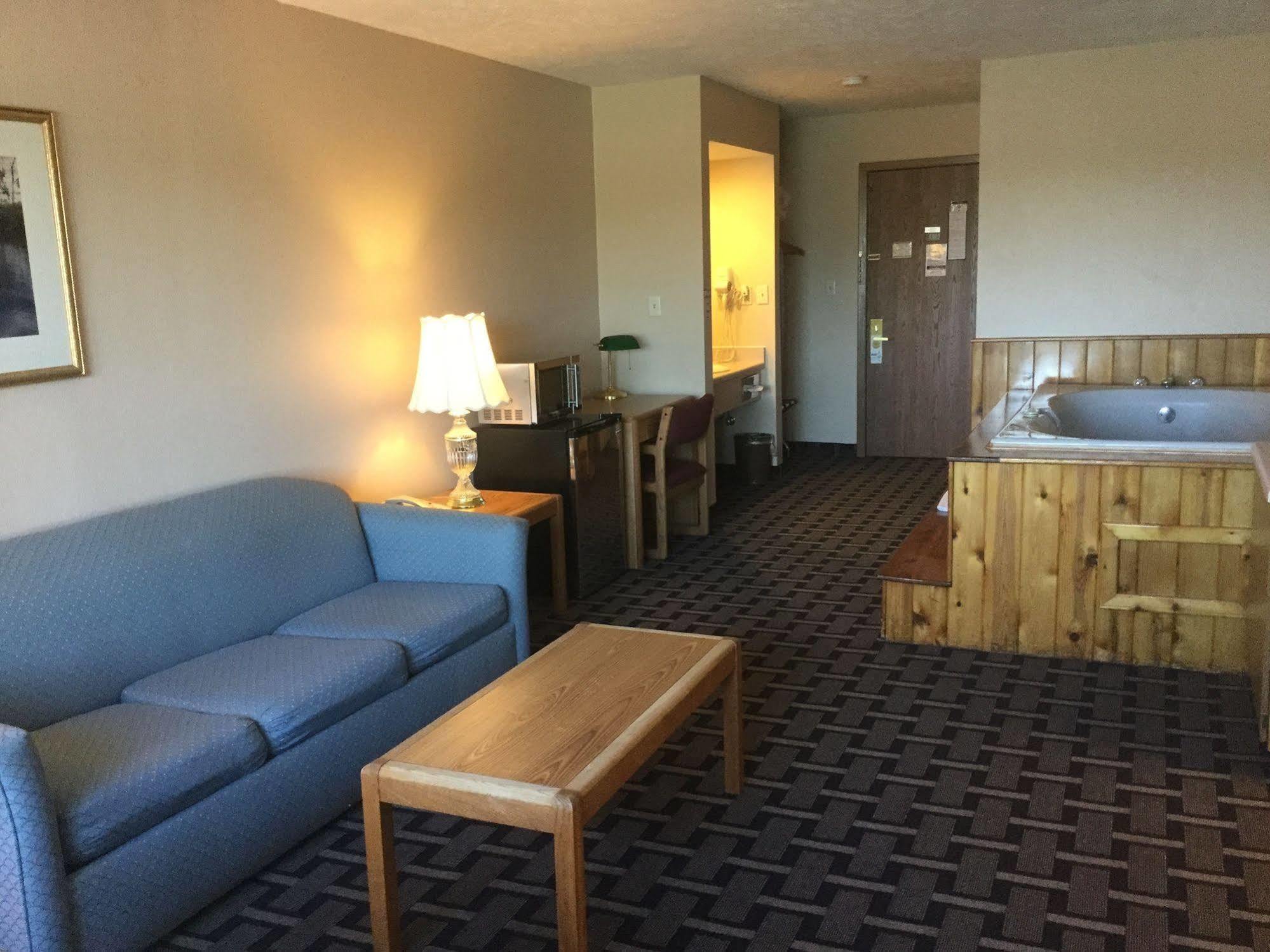 Sky Lodge Inn & Suites - Delavan Exterior photo